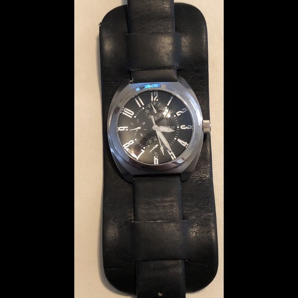 Vintage Guess Watch - Picture 6 of 7